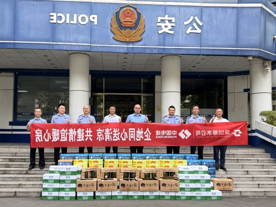 时间:2025.07.09 地点:光明街道派出所 文字说明:企地共建送清凉 (4).jpg