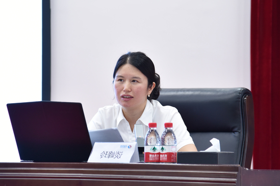 谈峰玲党课特写.JPG